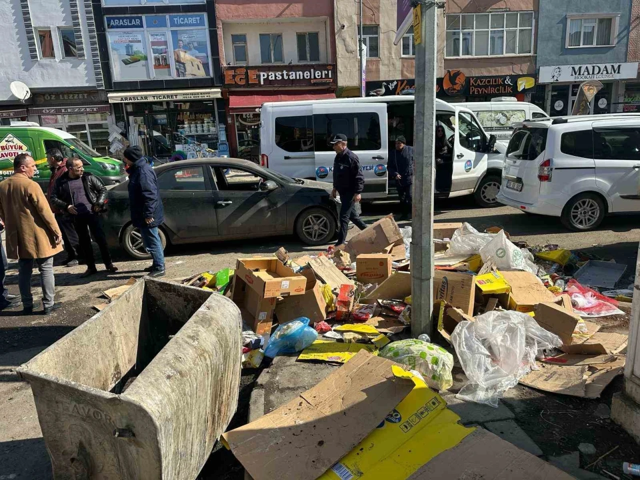 Kars’ta belediyeden çöplerini gelişi güzel döken işyerine ceza
