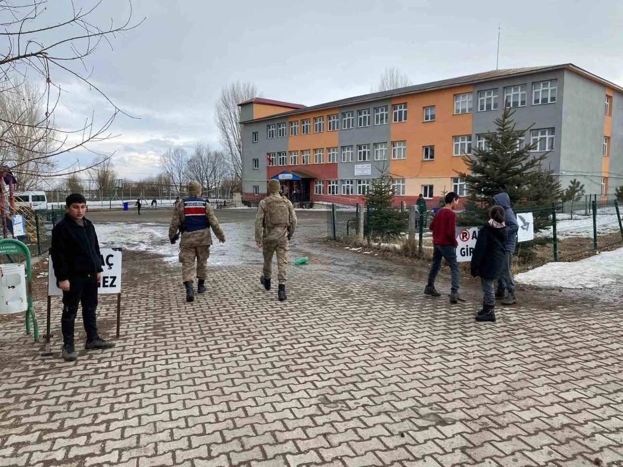 Kars’ta jandarmadan &quot;Huzurlu Okul Önleri&quot; ve &quot;Huzurlu Sokaklar&quot; uygulaması
