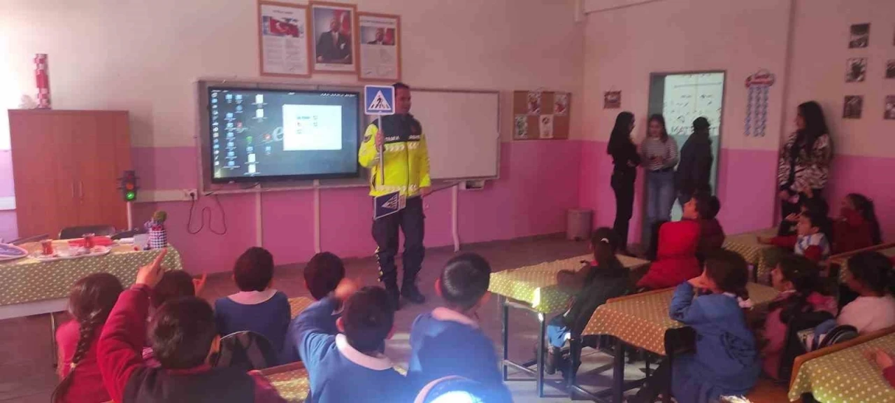 Kars’ta öğrencilere jandarmadan trafik eğitimi
