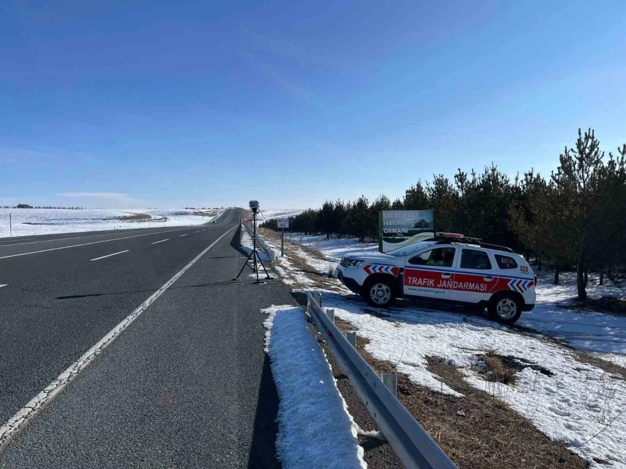 Kars’ta radarla hız demetimi 3 araç trafikten men edildi
