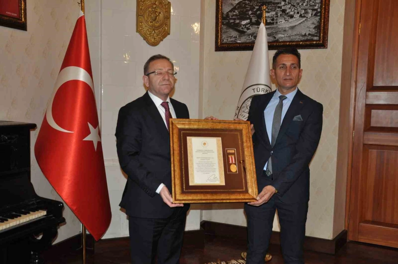 Kars’ta şehit ailelerine devlet övünç madalyası verildi
