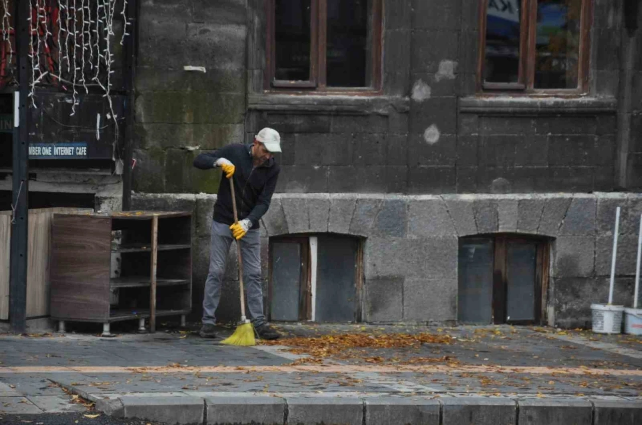 Kars’ta temizlik işçilerinin yaprak mesaisi başladı
