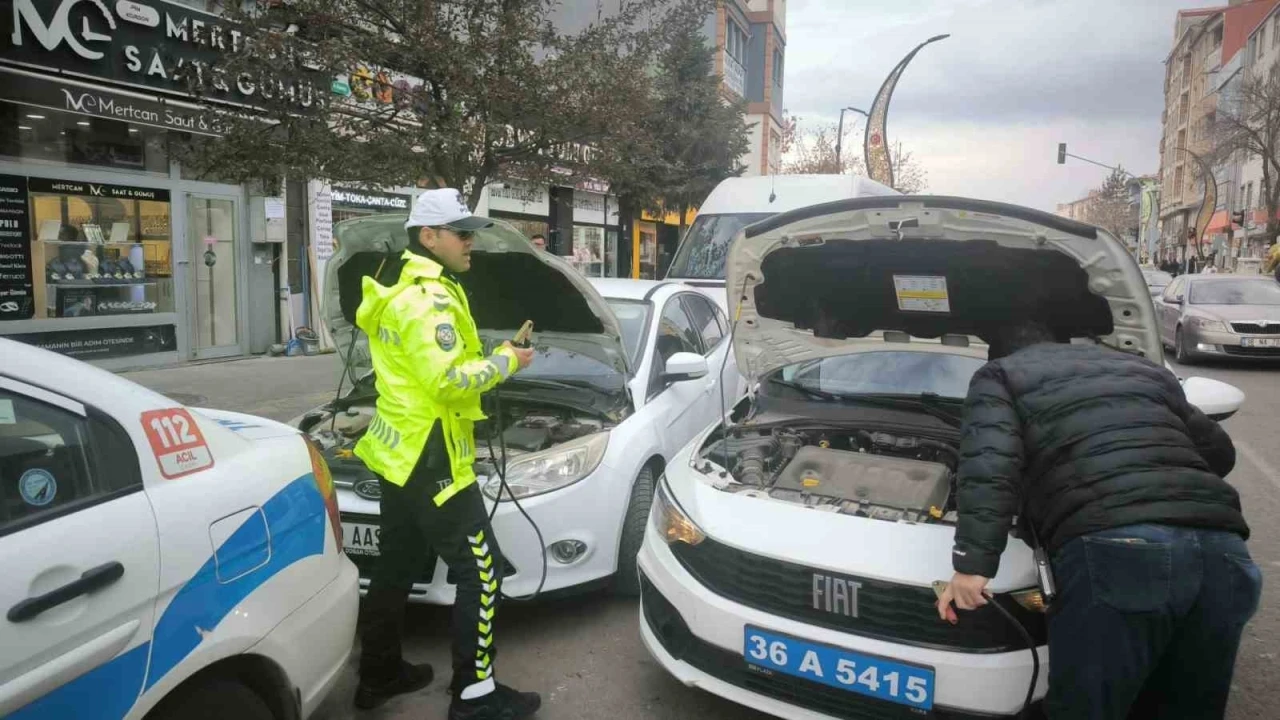 Kars’ta trafik polislerinden yürek ısıtan hareket
