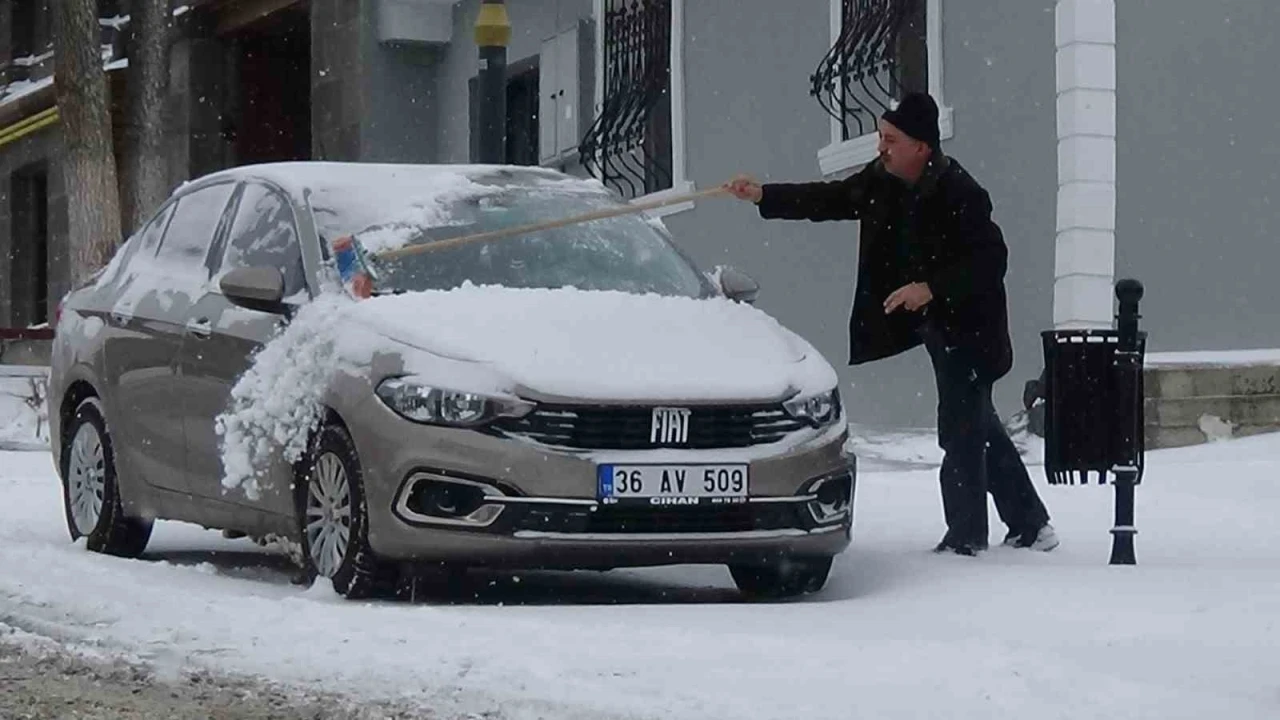 Kars’ta vatandaşların kar mesaisi başladı
