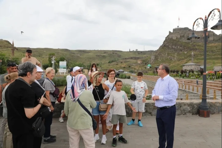 Kars Valisi turistlere rehberlik yaptı
