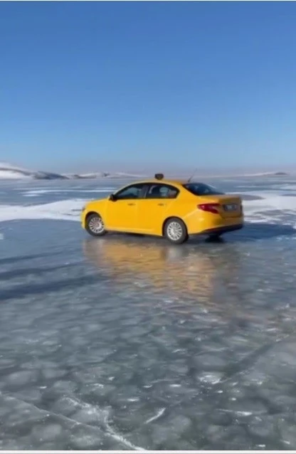 Karslı taksici taksisiyle buz tutan göl üzerine çıktı
