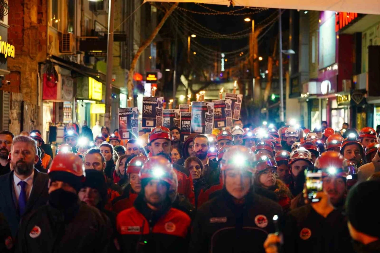 Kartal’da 6 Şubat depremlerinde hayatını kaybedenler sessiz yürüyüşle anıldı
