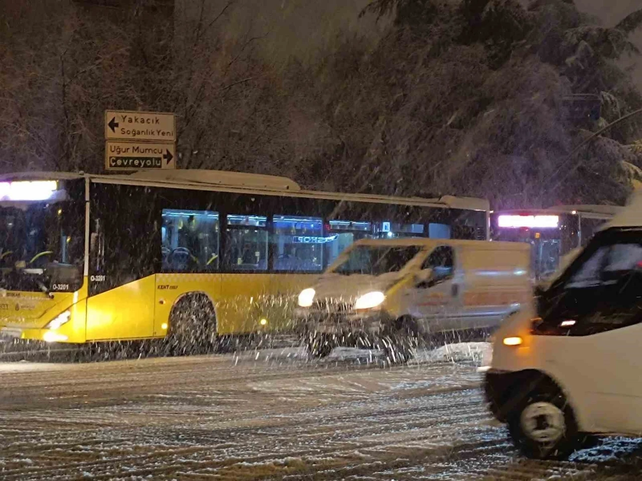 Kartal’da frenleri tutmayan İETT otobüsü şoförü yolcuları indirdi
