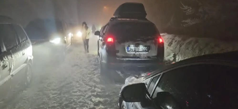 Kartepe'de Kar Yağışı Nedeniyle Trafik Felç Oldu