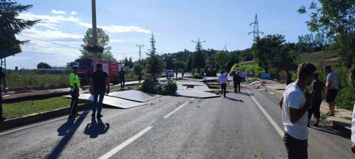 Kastamonu’da devrilen tırdaki suntalar yolu trafiğe kapattı: 1 yaralı
