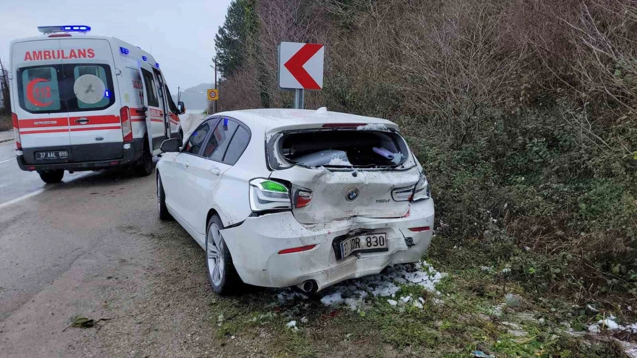 Kastamonu’da kamyonet otomobile çarptı: 3 yaralı
