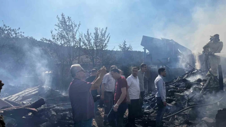 Kastamonu’da korkutan yangın: 3 ev küle döndü, 17 yaşındaki genç kayıp
