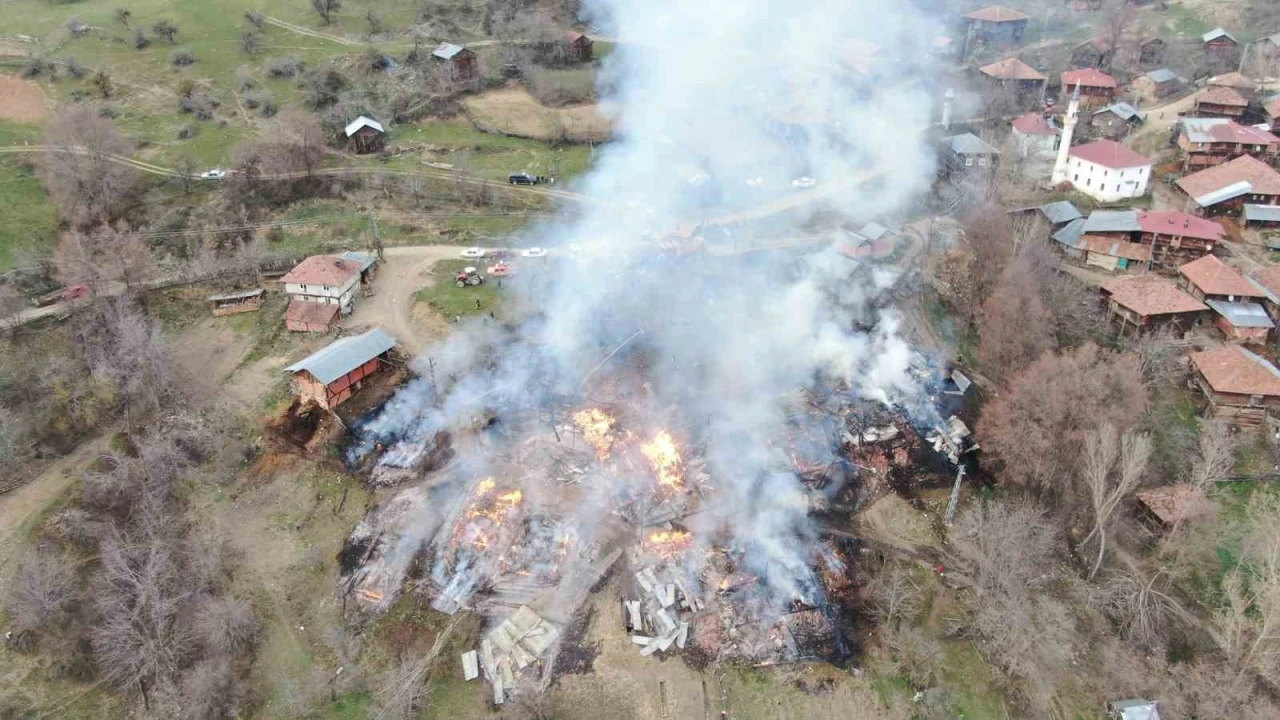 Kastamonu’da yangında 3 ev, 6 ahır, 9 samanlık ve 2 ambar kullanılamaz hale geldi
