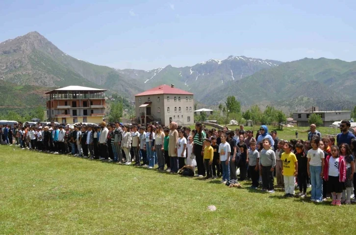 Kato Dağı eteklerinde yüzlerce öğrenci uçurtma uçurdu
