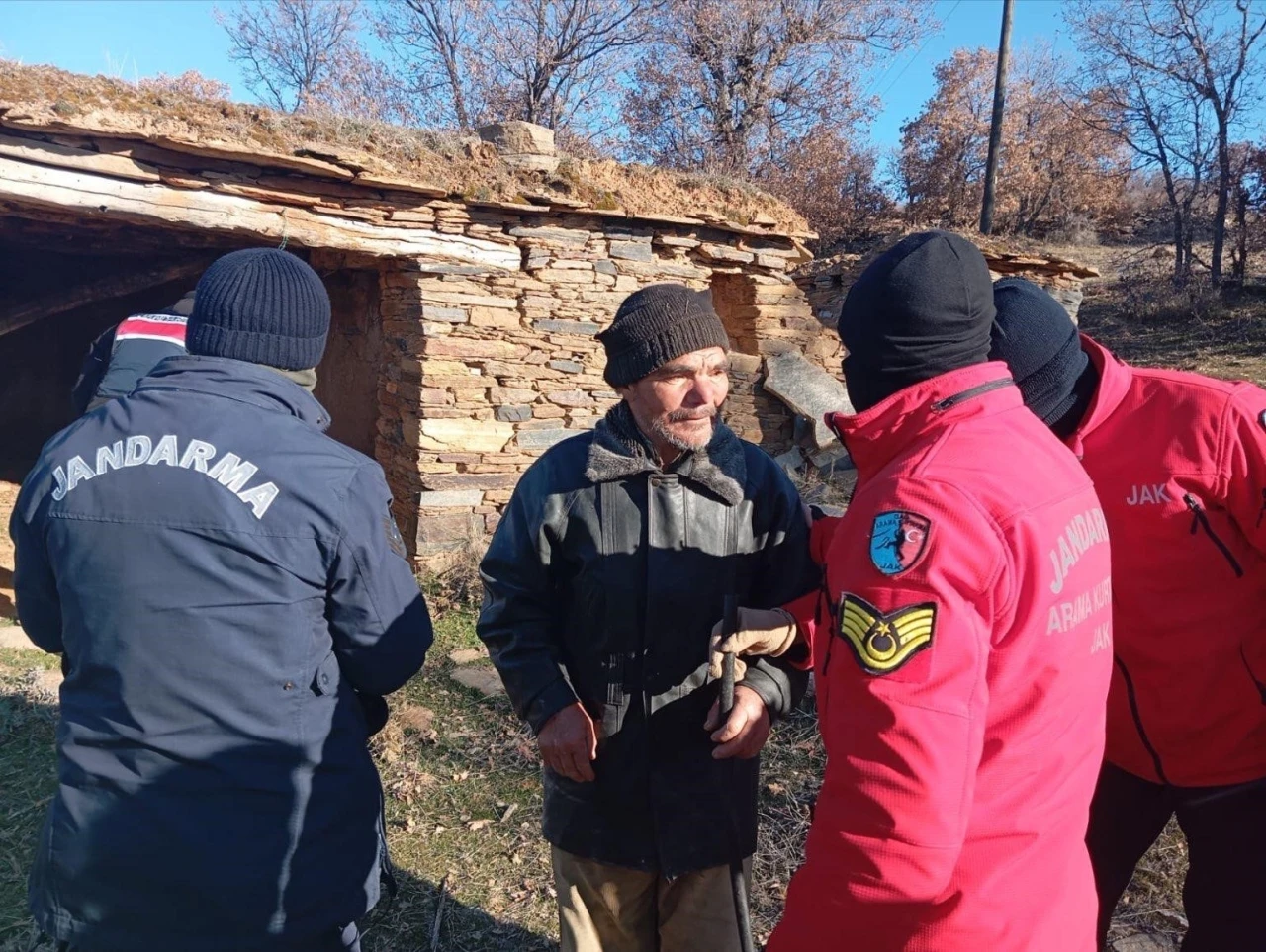 Kaybolan vatandaş jandarmanın titiz çalışmasıyla bulundu
