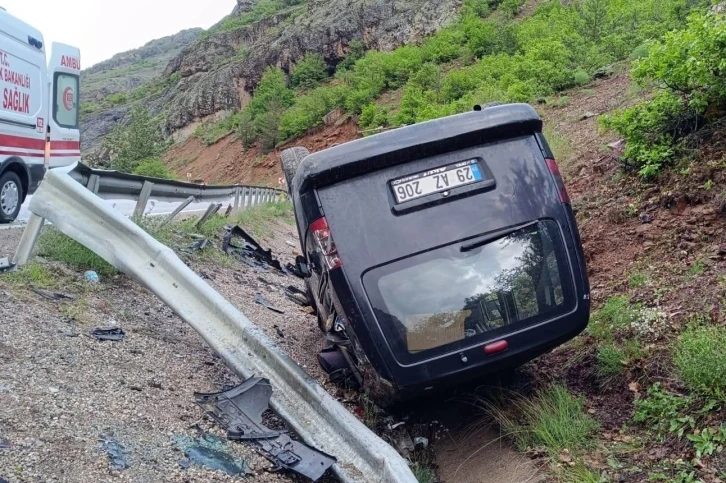 Kayganlaşan yolda kontrolden çıkan araç ters döndü: 4 yaralı
