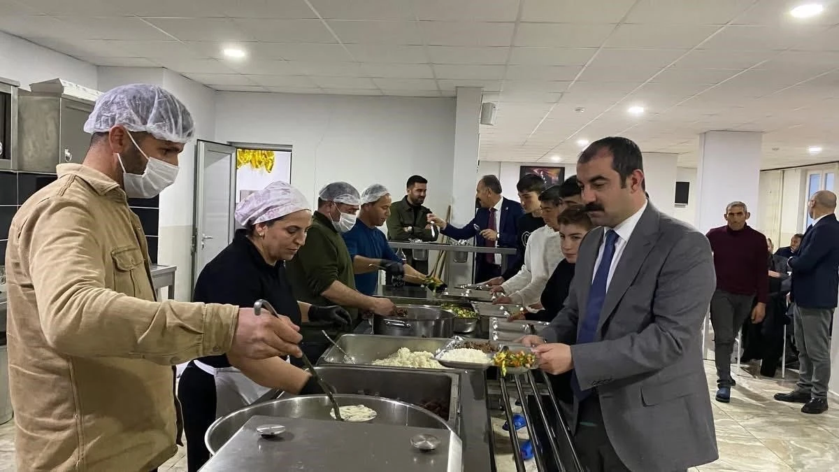 Kaymakam Akköz, öğrencilerle iftar sofrasında buluştu
