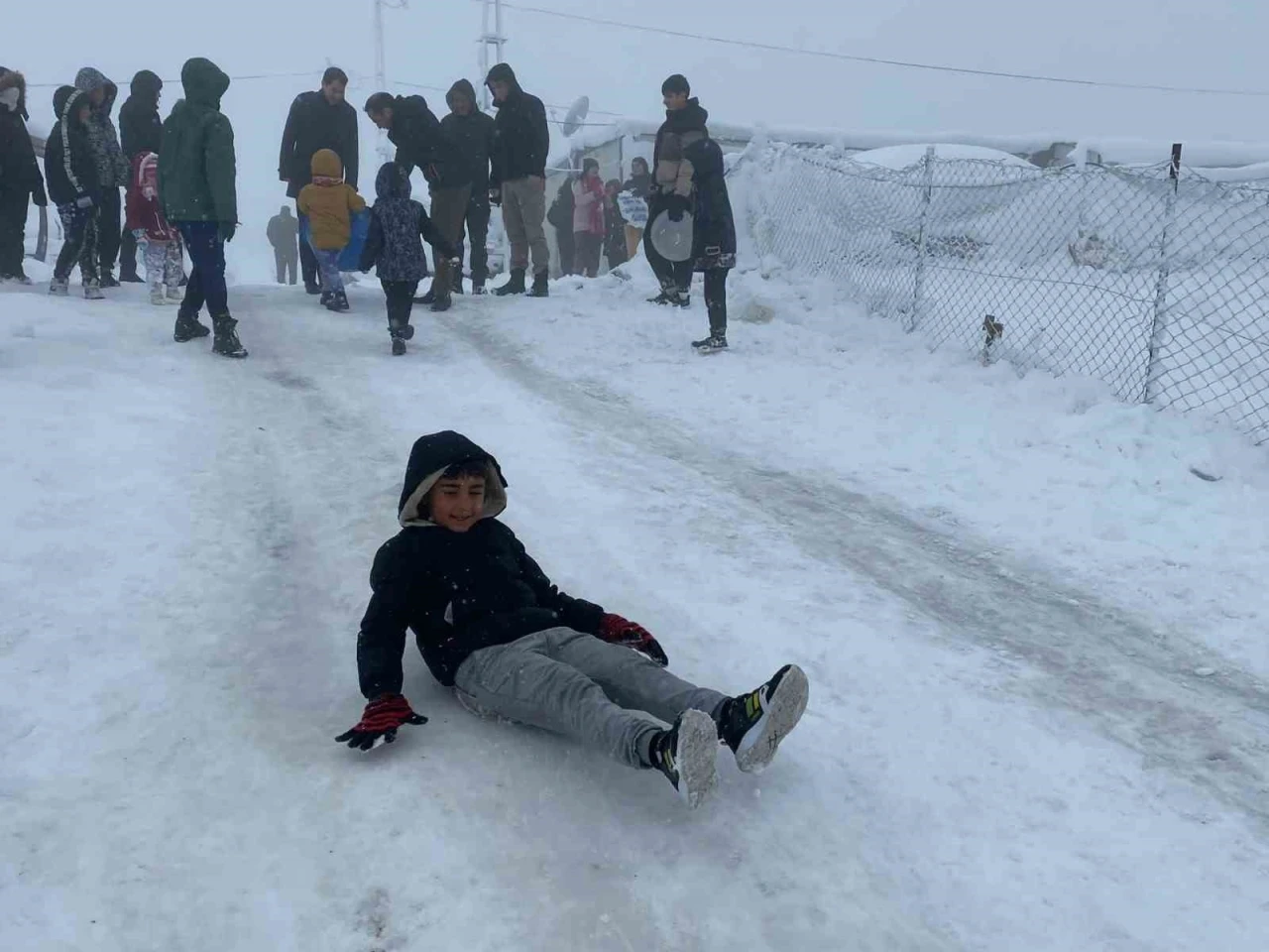 Kaymakam Çağlar Partal, çocukların kar sevincine ortak oldu
