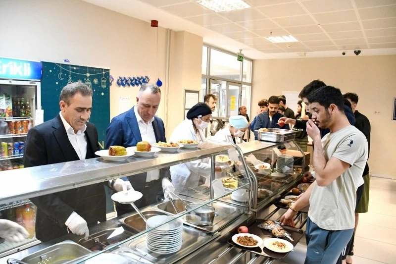 Kaymakam Memiş, öğrencilerle iftarda bir araya eldi
