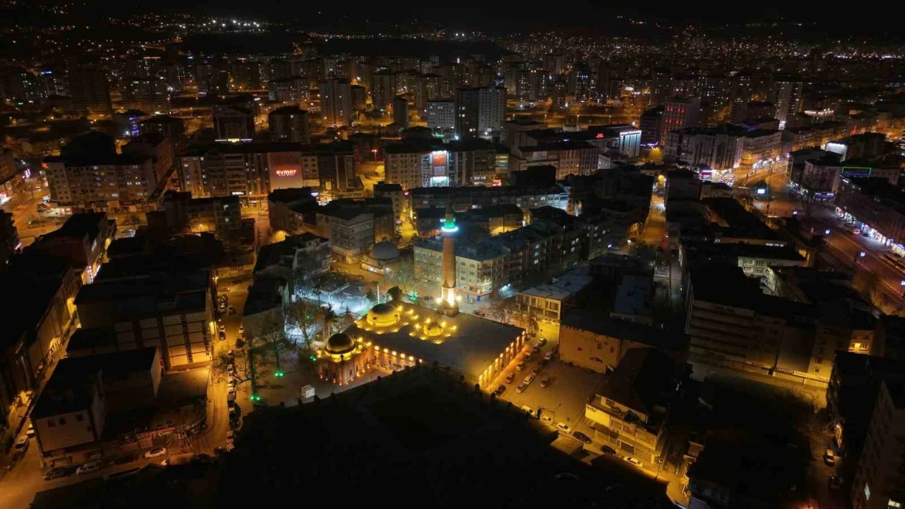 Kayseri Büyükşehir; Ramazan’da Camii Kebir’i ışıklandırdı
