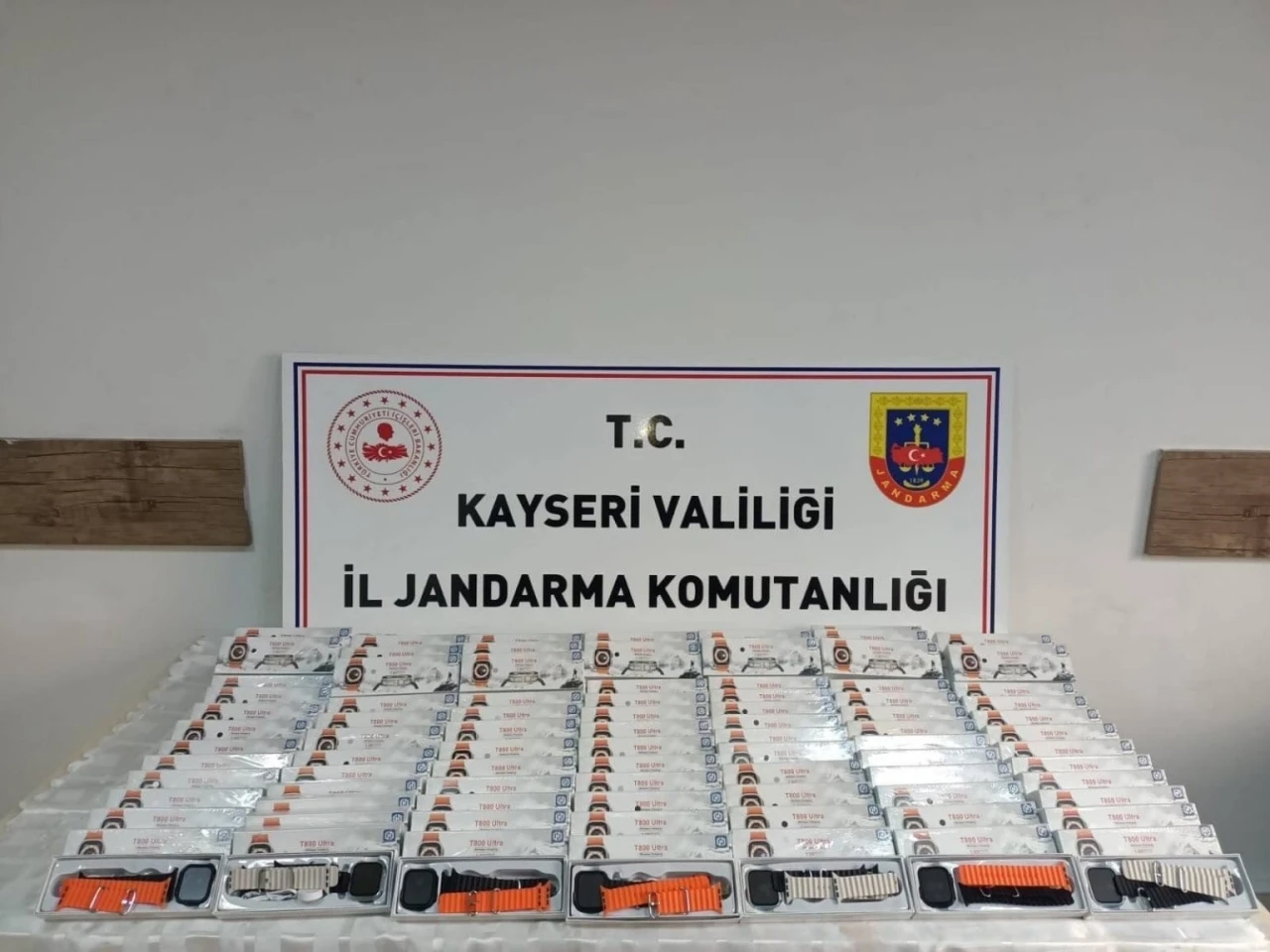 Kayseri’de 121 adet kaçak akıllı saat yakalandı
