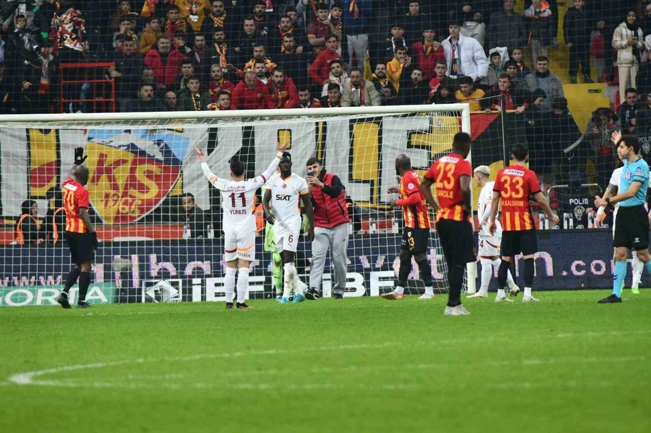 Kayserispor - Galatasaray maçında taraftar sahaya girdi
