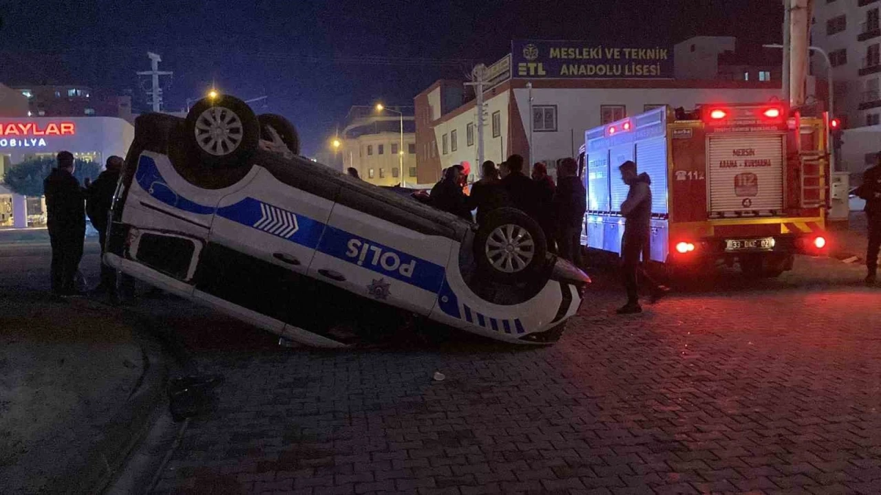 Kaza ucuz atlatıldı: Otomobilin çarptığı polis aracı ters döndü
