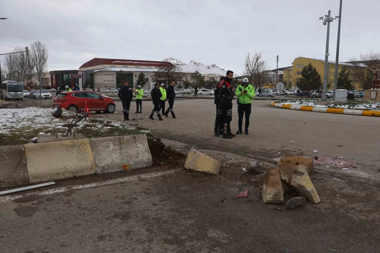 Kaza yapan araçların ortasında kalan üniversite öğrencisi hayatını kaybetti
