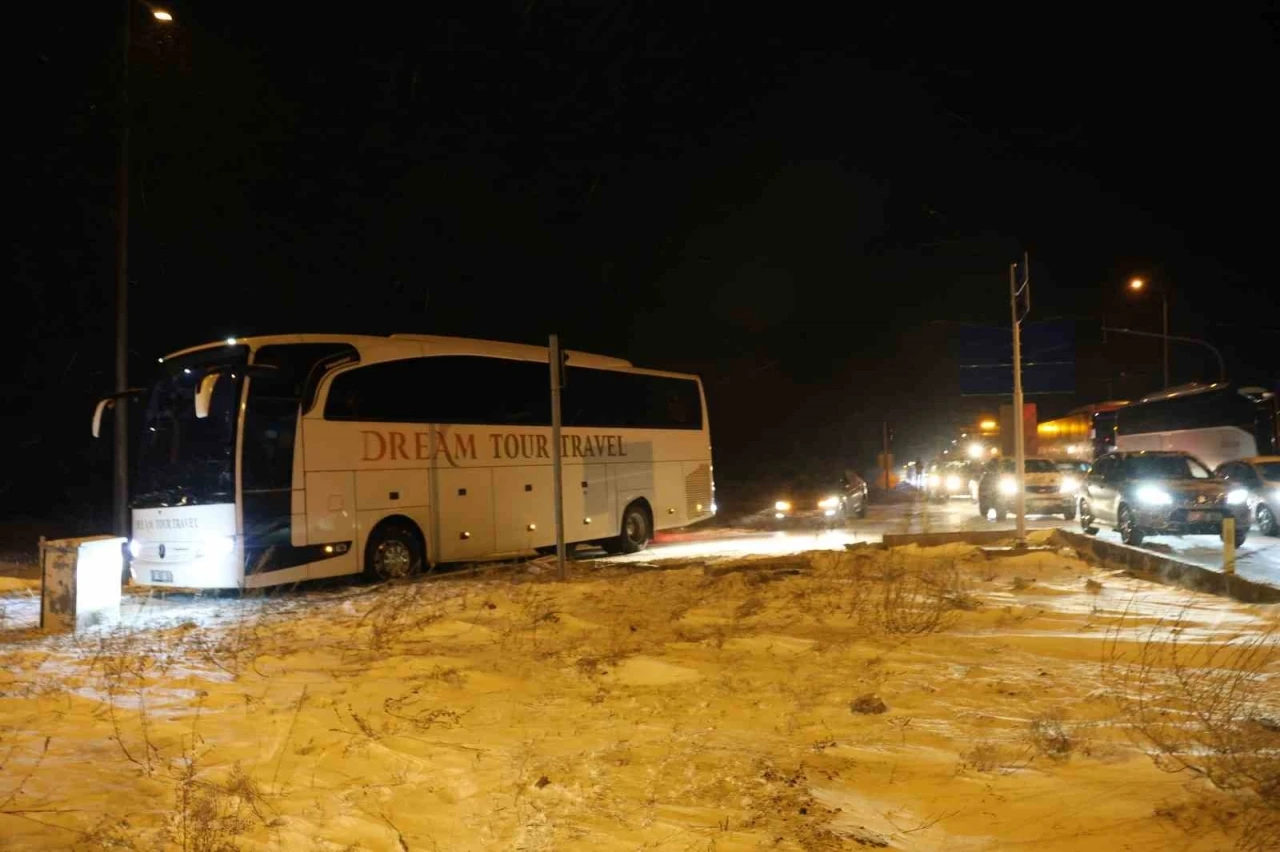 Kaza yapan otomobilin parçalarını toplarken otobüs çarptı
