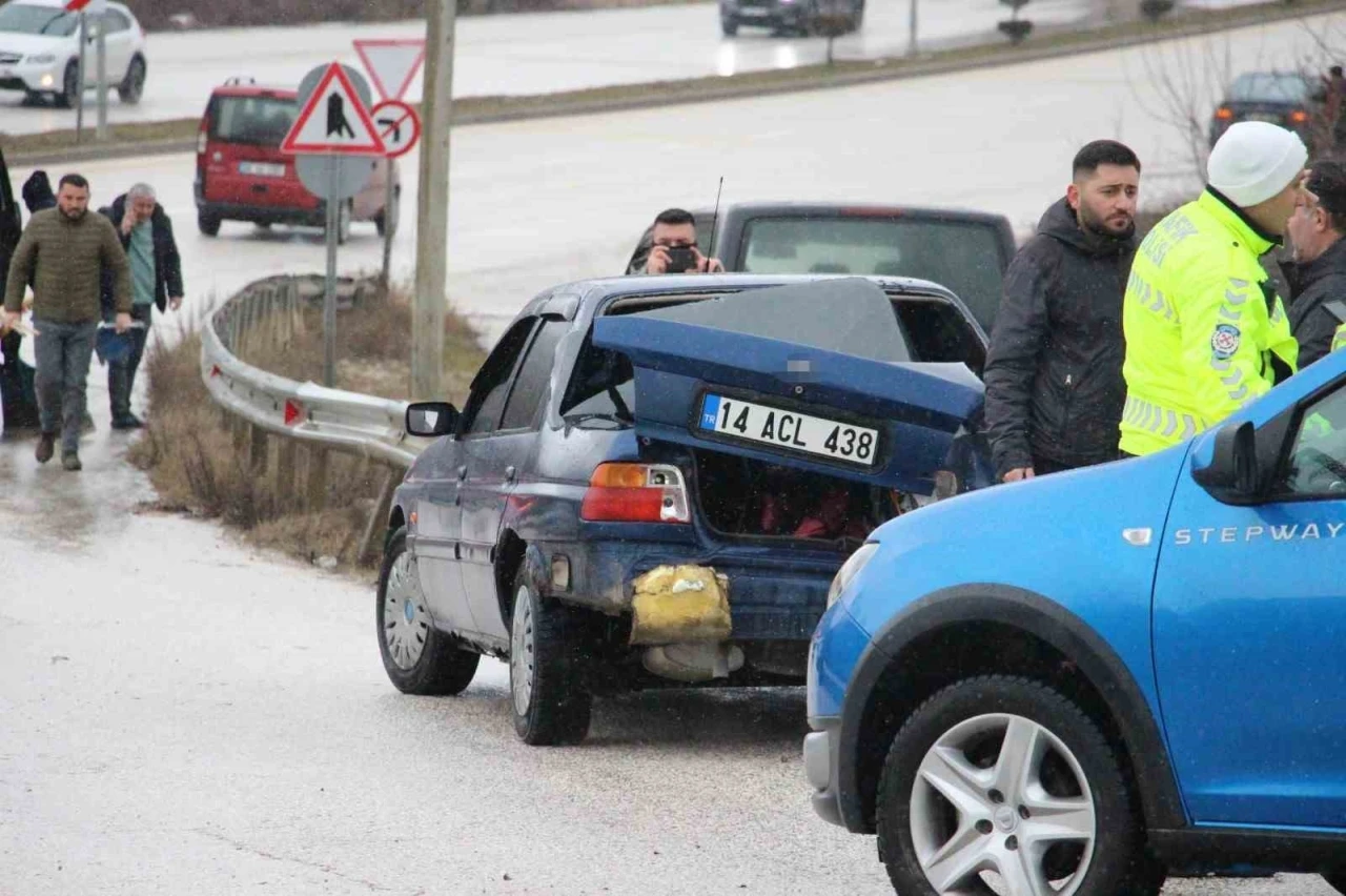 Kazazedeye yardım etmek istedi, kendisi de kazaya karıştı
