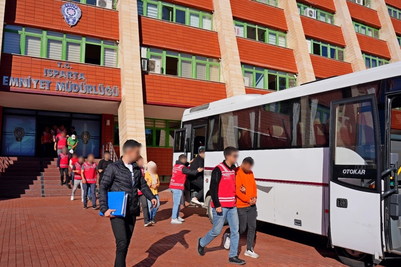 Kendilerini polis olarak tanıtıp 3 milyon TL vurgun yapan 8 kişi tutuklandı
