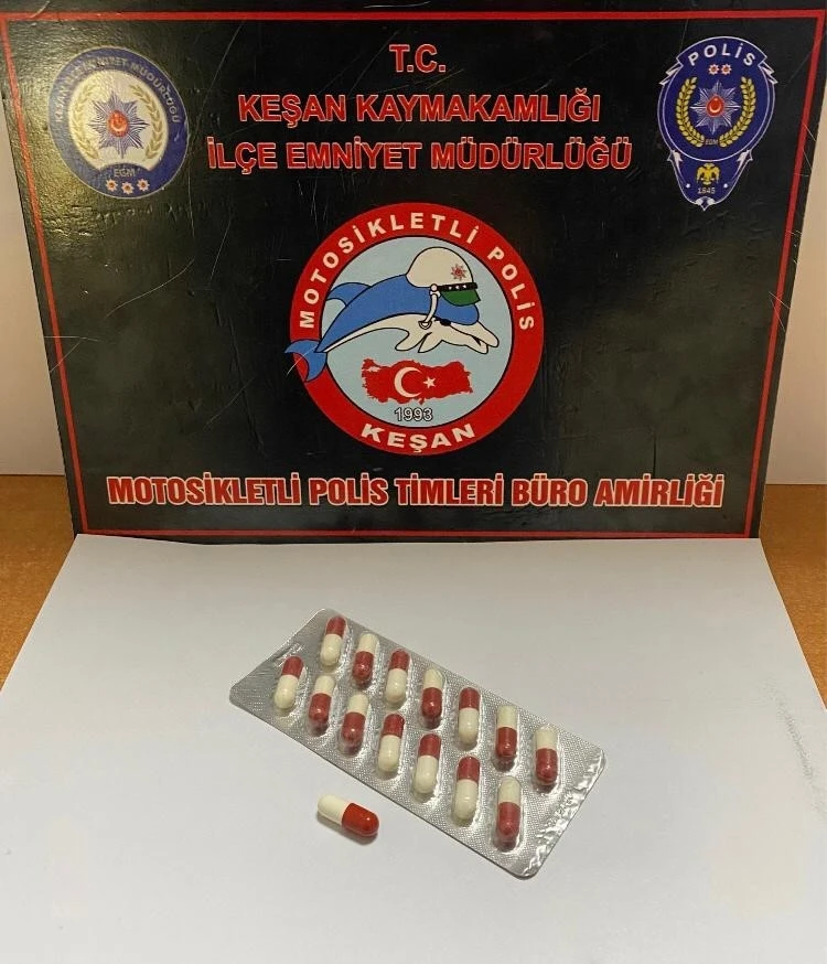 Keşan’da polisin durdurduğu şüphelinin üzerinde sentetik ecza ele geçirildi
