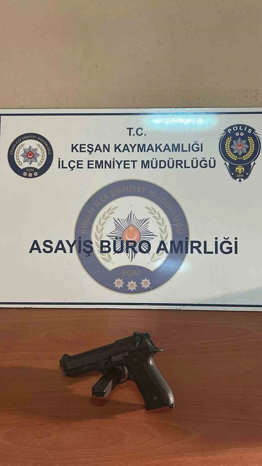 Keşan’da polisin üst arması yaptığı şüpheliden ruhsatsız tabanca ele geçirildi
