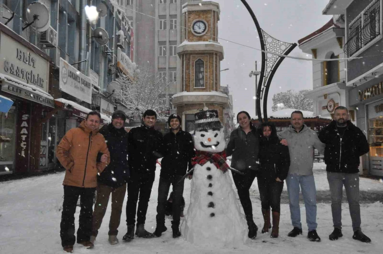 Keşan esnafı aileleriyle birlikte kar yağışının tadını çıkardı
