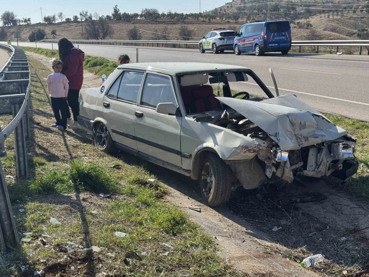 Kilis’te bariyerlere çarpan otomobildeki 2 kişi yaralandı
