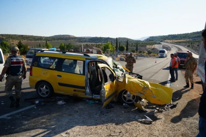 Kilis’te hafriyat kamyonu ticari taksi ile çarpıştı: 2 ölü, 8 ağır yaralı
