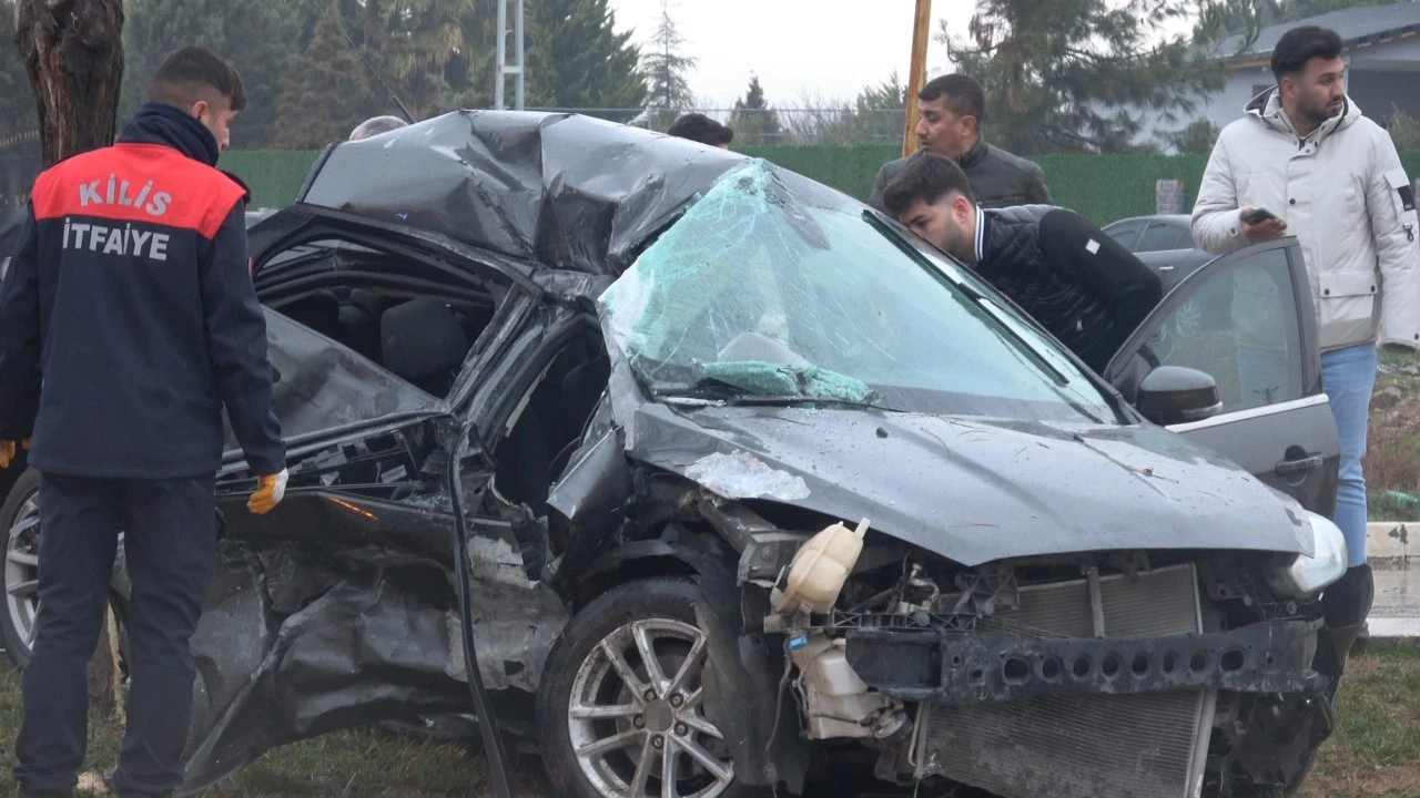 Kilis’te otomobil ile otobüs çarpıştı: 1’i ağır 3 yaralı
