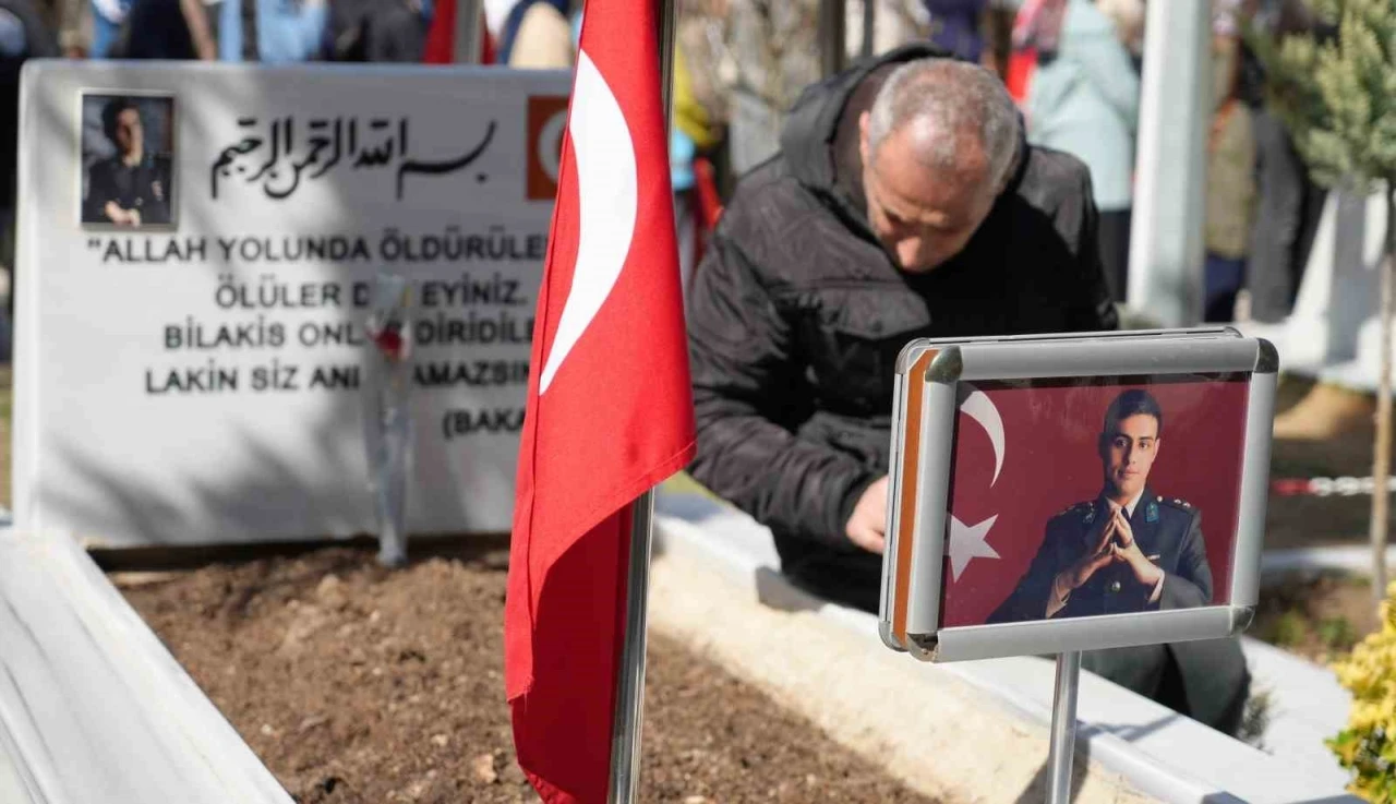 Kırıkkale’de şehit mezarlarına karanfil bırakıldı, dualar edildi
