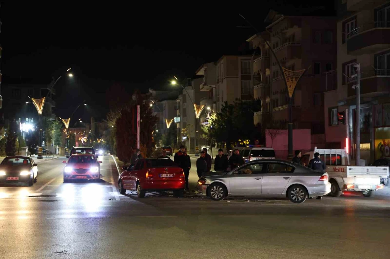 Kırmızı ışık ihlali kazaya neden oldu: 2 yaralı
