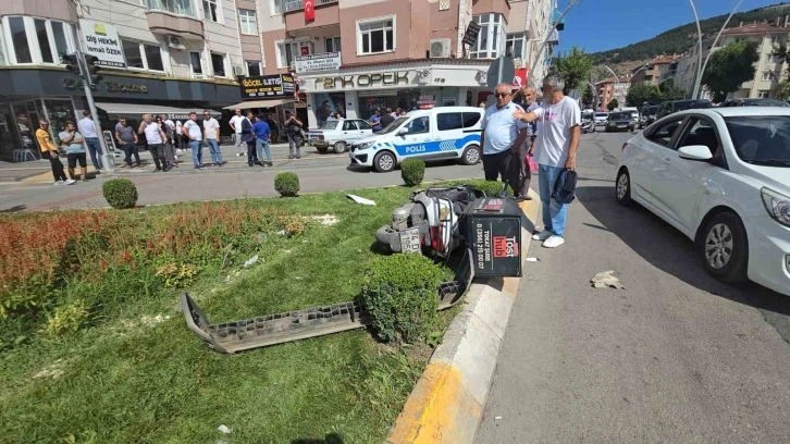 Kırmızı ışık ihlali kazaya neden oldu, iki motosiklet sürücüsü yaralandı
