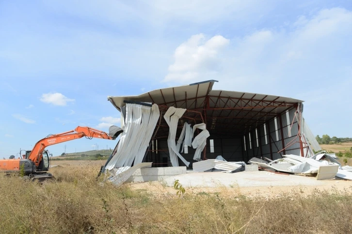 Kırsal mahallelerdeki 3 kaçak yapı yıkıldı
