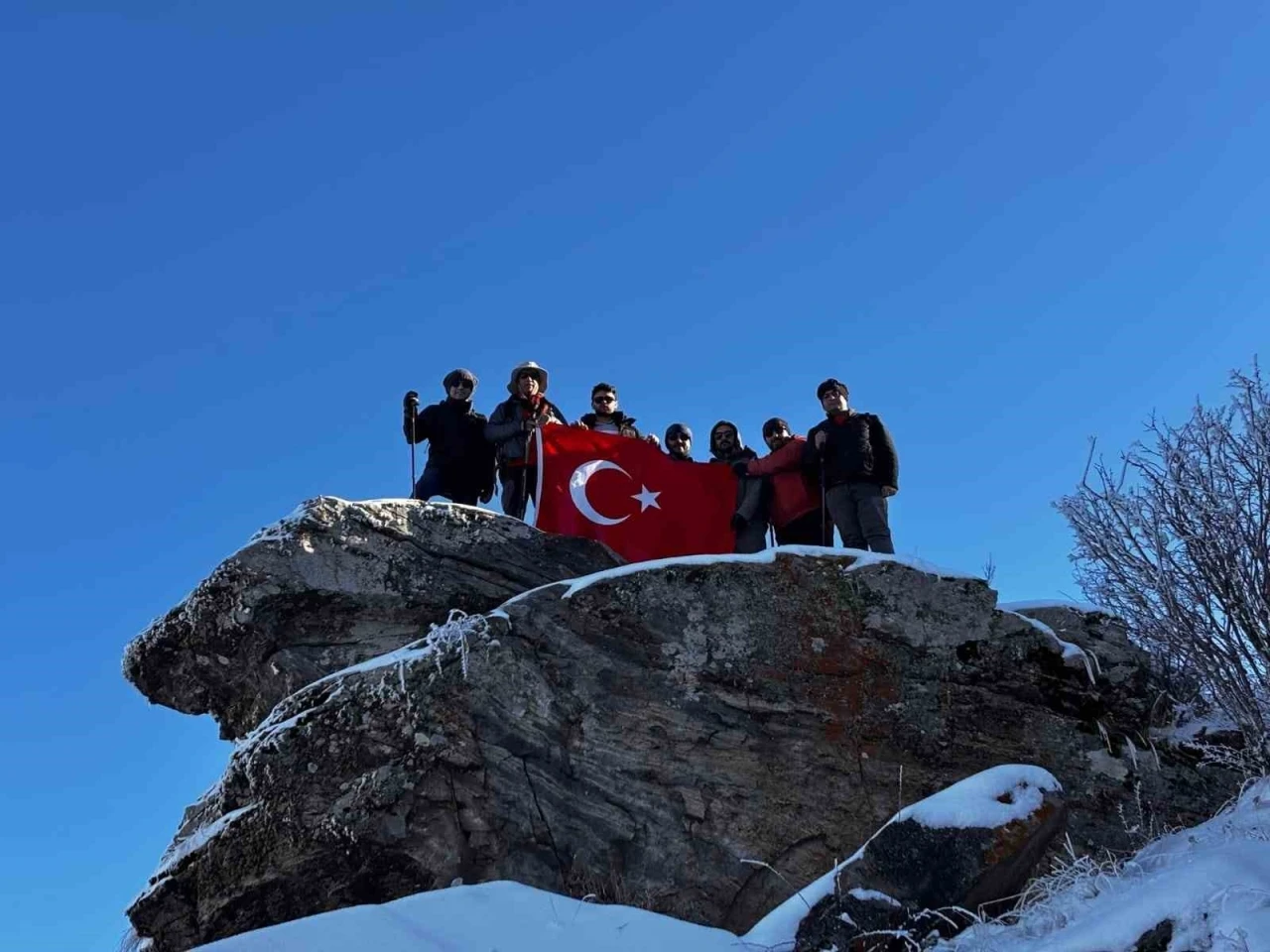 Kırşehir’de dağcılar Gönül Dağı’na çıkarak Türk bayrağı açtı
