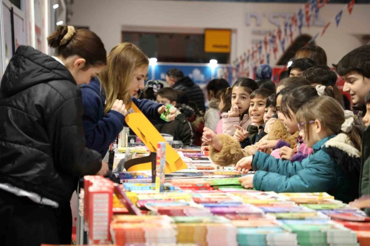 Kitap fuarına öğrenci akımı
