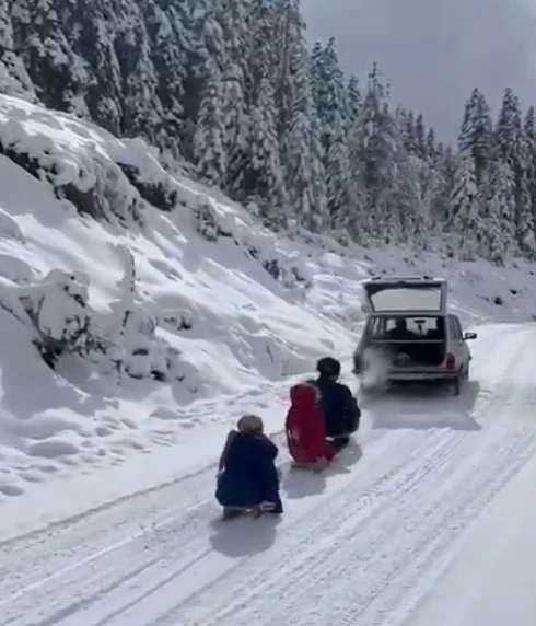 Kızakları aracının arkasına bağladı, çocuklarını doyasıya eğlendirdi
