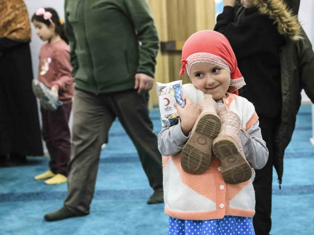 Kızılay Gönüllüleri’nin ayakkabılara bıraktığı hediyeler çocukların yüzünü güldürdü
