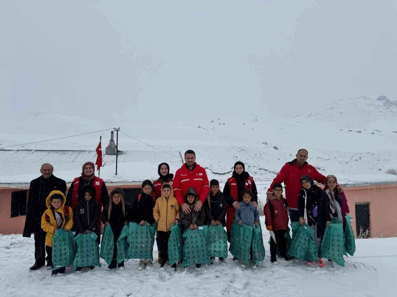 Kızılay’ın yardım eli çocuklara uzandı
