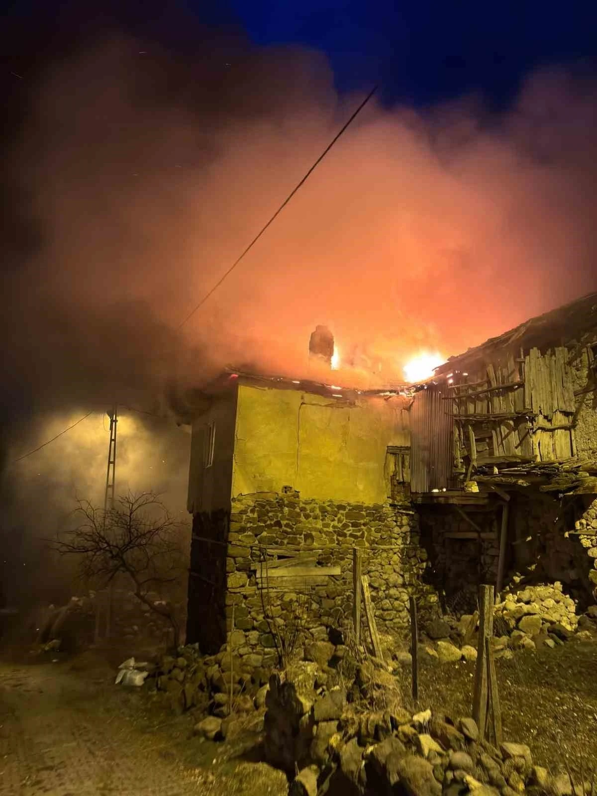 Kızılcahamam’da iki katlı binada yangın çıktı
