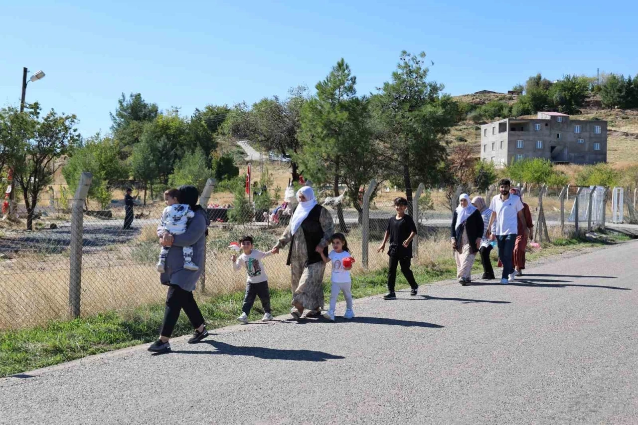 Kızları ve eltisiyle Narin’in mezarını ziyaret eden yaşlı kadın gözyaşı döktü
