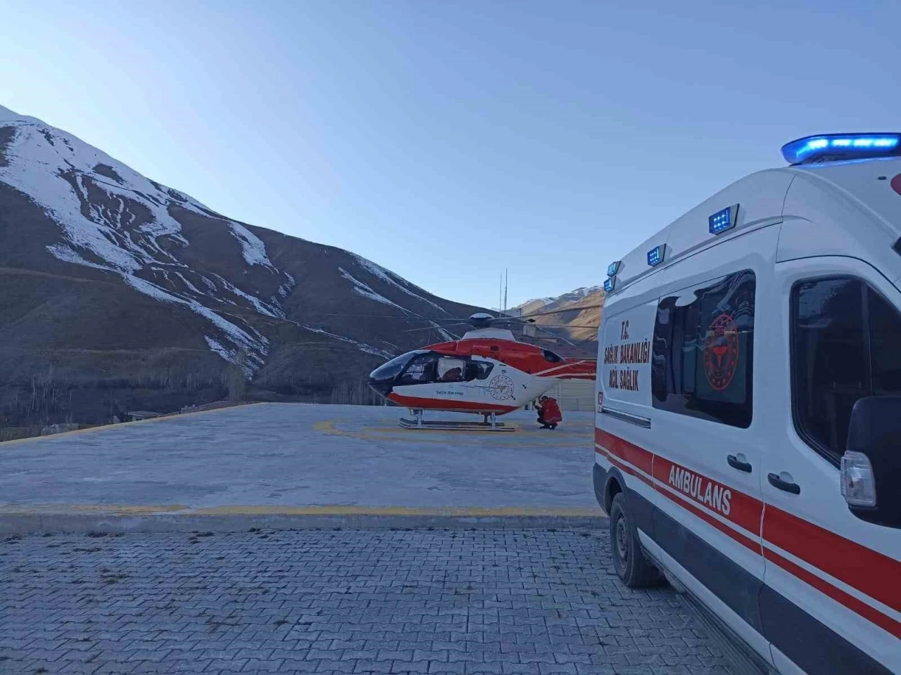 KOAH hastası ambulans helikopterle Van’a sevk edildi
