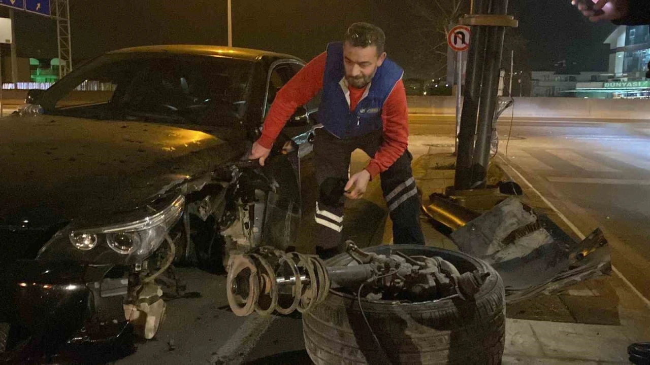 Kocaeli’de aydınlatma direğine çarpan otomobilin tekerleği koptu: 3 yaralı
